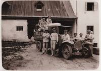 Zaměstnanci mlýna, mlynář Karel Pekárek vpravo se synem, 1932